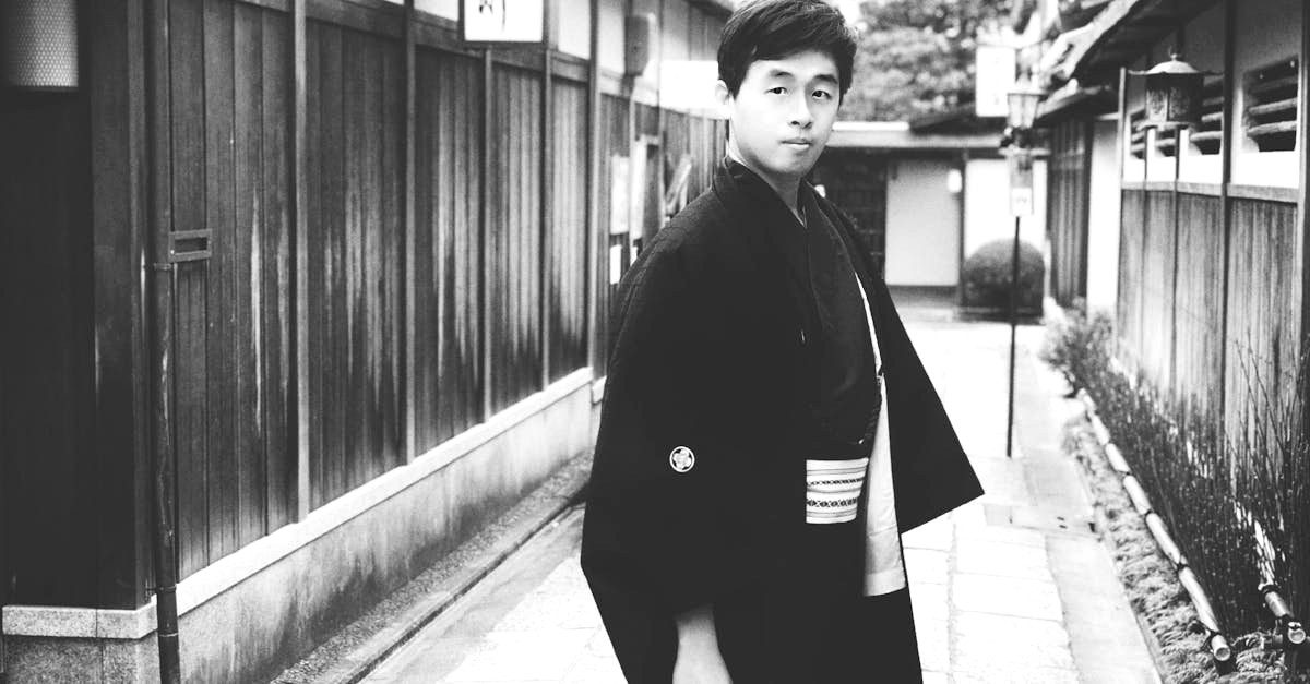 découvrez le yukata, un vêtement traditionnel japonais léger et confortable, parfait pour les festivals d'été et les soirées décontractées. explorez son histoire, ses motifs colorés et apprenez comment le porter avec style.