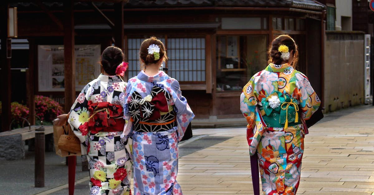 découvrez notre collection de kimonos élégants et modernes, alliant tradition et style contemporain. que vous recherchiez un look décontracté ou sophistiqué, nos kimonos s'adaptent à toutes les occasions avec confort et aisance.