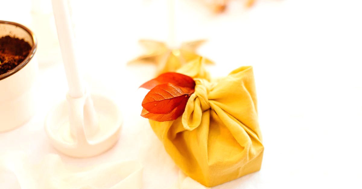 découvrez l'art du furoshiki, la méthode japonaise de pliage et d'emballage avec un tissu. apprenez à créer des emballages écologiques et élégants pour vos cadeaux, tout en préservant l'environnement. explorez des techniques variées et des idées créatives pour personnaliser vos présentations avec style.