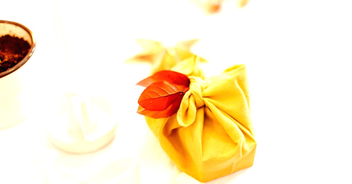 découvrez l'art du furoshiki, la technique japonaise de pliage et d'emballage de tissu qui allie esthétique et écologie. apprenez à emballer vos cadeaux de manière originale tout en réduisant les déchets. explorez les différentes façons de créer des sacs, emballages et décorations uniques grâce à cette méthode traditionnelle.
