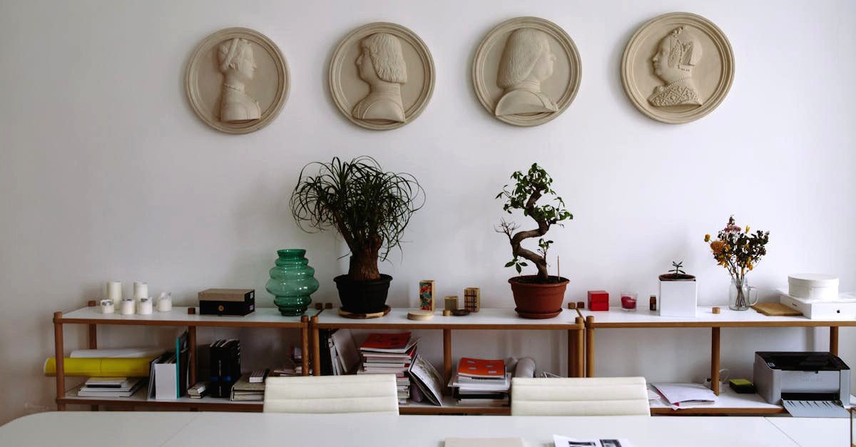 découvrez l'art du bonsaï, cette pratique japonaise ancestrale qui consiste à cultiver des arbres miniatures. apprenez les techniques de taille, d'entretien et d'exposition pour créer votre propre jardin zen en miniature et apporter une touche d'élégance à votre intérieur.