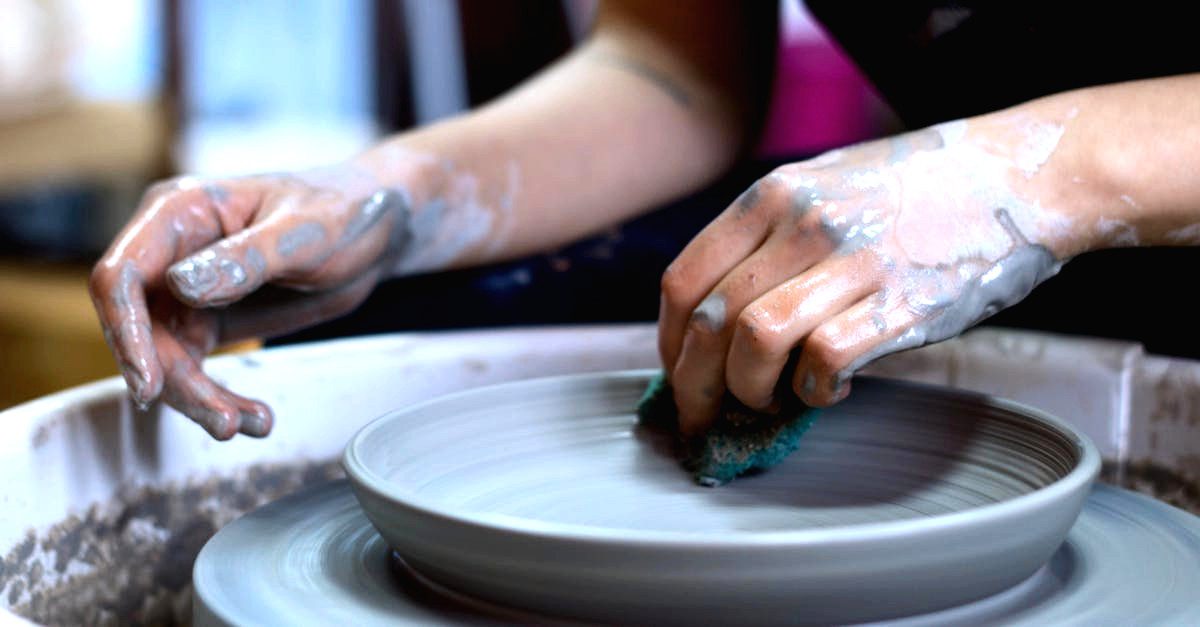 découvrez l'univers fascinant de la céramique : des techniques de fabrication aux œuvres d'art uniques, explorez les différentes facettes de cette discipline artistique qui allie tradition et innovation.