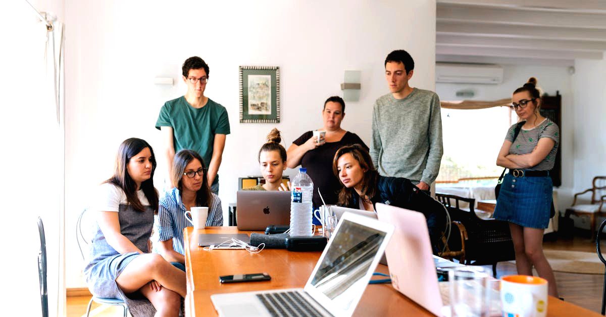découvrez l'importance de la collaboration dans le monde professionnel et personnel. apprenez à travailler efficacement en équipe, à partager des idées et à renforcer les liens pour atteindre des objectifs communs. explorez des techniques et des stratégies pour optimiser votre esprit collaboratif.
