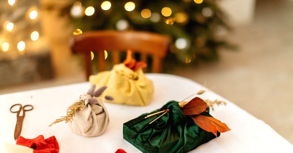 découvrez l'art du furoshiki, une technique japonaise de pliage et d'emballage écologique. apprenez à transformer un simple morceau de tissu en un accessoire pratique et élégant pour vos cadeaux ou vos courses. explorez les différentes méthodes et styles de furoshiki pour allier tradition et modernité.