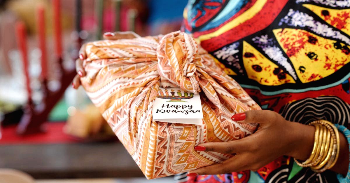 découvrez l'art du furoshiki, la technique japonaise de pliage et d'emballage avec du tissu. apprenez à réaliser des emballages écologiques et élégants pour vos cadeaux, tout en préservant l'environnement. explorez les différentes méthodes et motifs pour personnaliser vos emballages et ajouter une touche unique à chaque occasion.