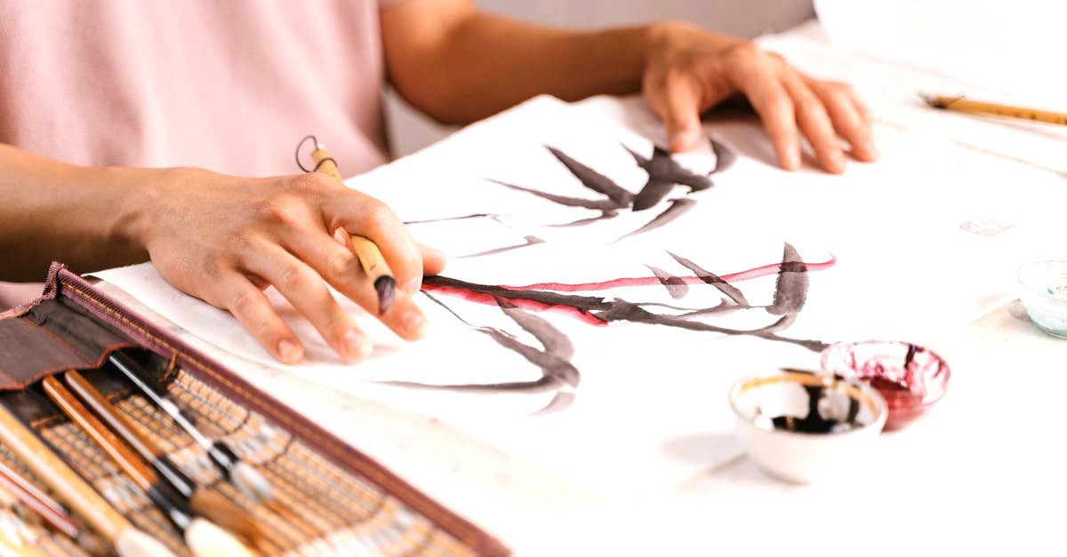 découvrez l'art ancien du sumi-e, la peinture à l'encre japonaise qui capture la beauté des paysages et des objets grâce à des gestes fluides et une esthétique épurée. apprenez les techniques essentielles et laissez libre cours à votre créativité à travers cet art raffiné.