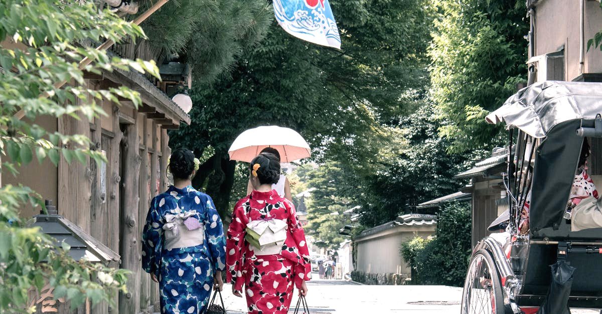 découvrez le yukata, le vêtement traditionnel japonais léger et coloré, parfait pour les festivals d'été et les occasions décontractées. explorez son histoire, ses motifs et apprenez comment l'enfiler avec style.