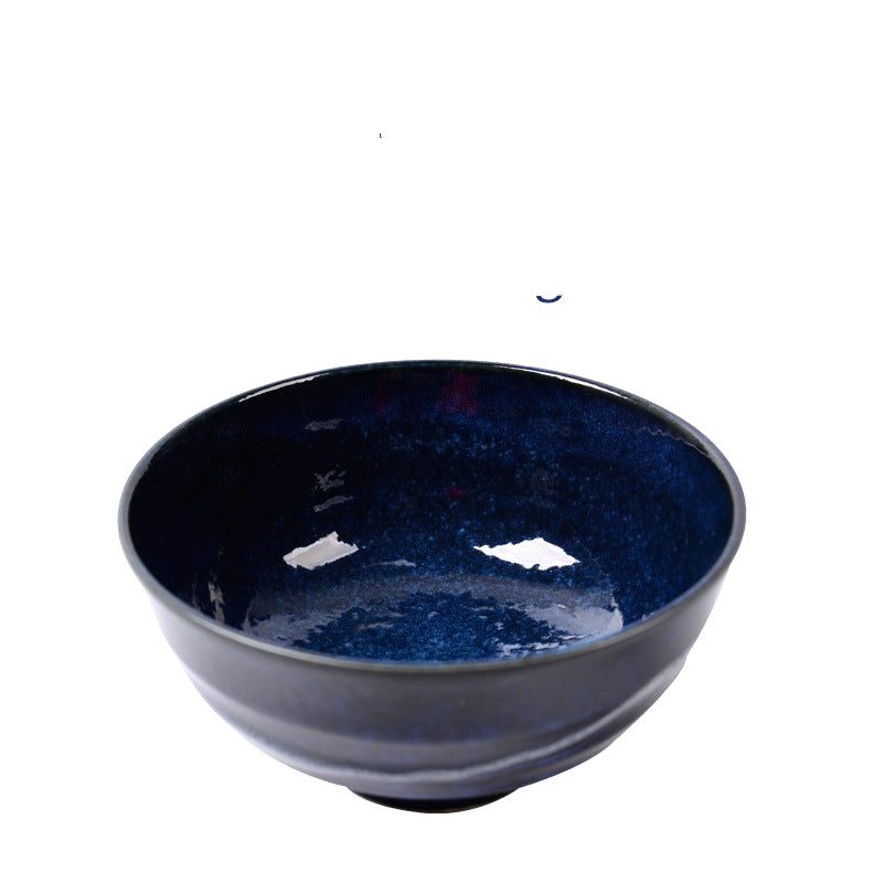 Bol à ramen Konkurīto bleu foncé uni de face sur fond blanc