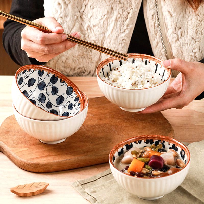 Bols Tama à motifs bleus garnis de riz, baguettes en main
