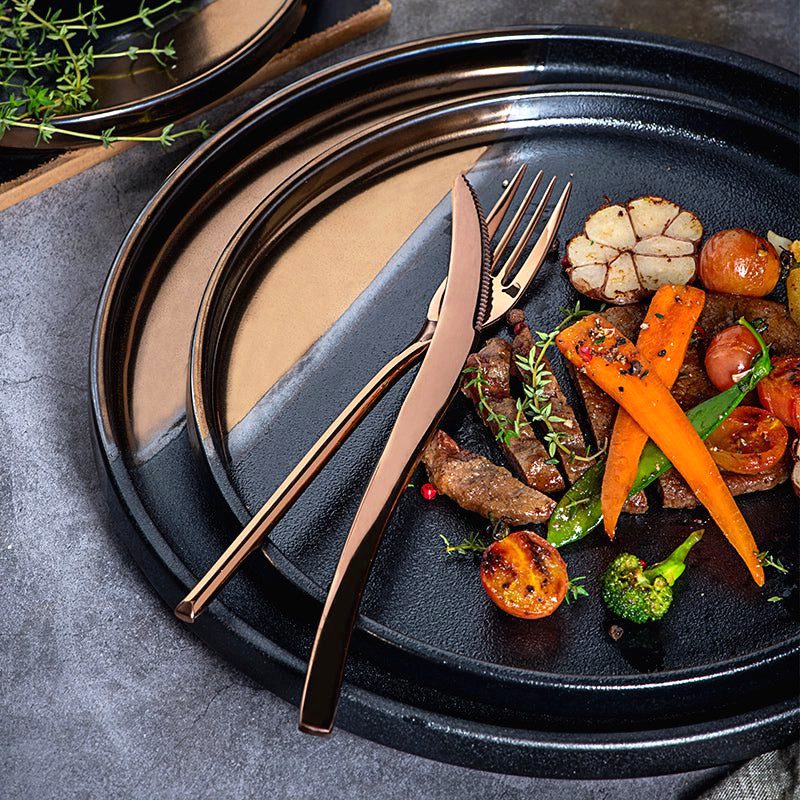 Assiette japonaise Yuna garnie de viande et carottes rôties avec couverts dorés