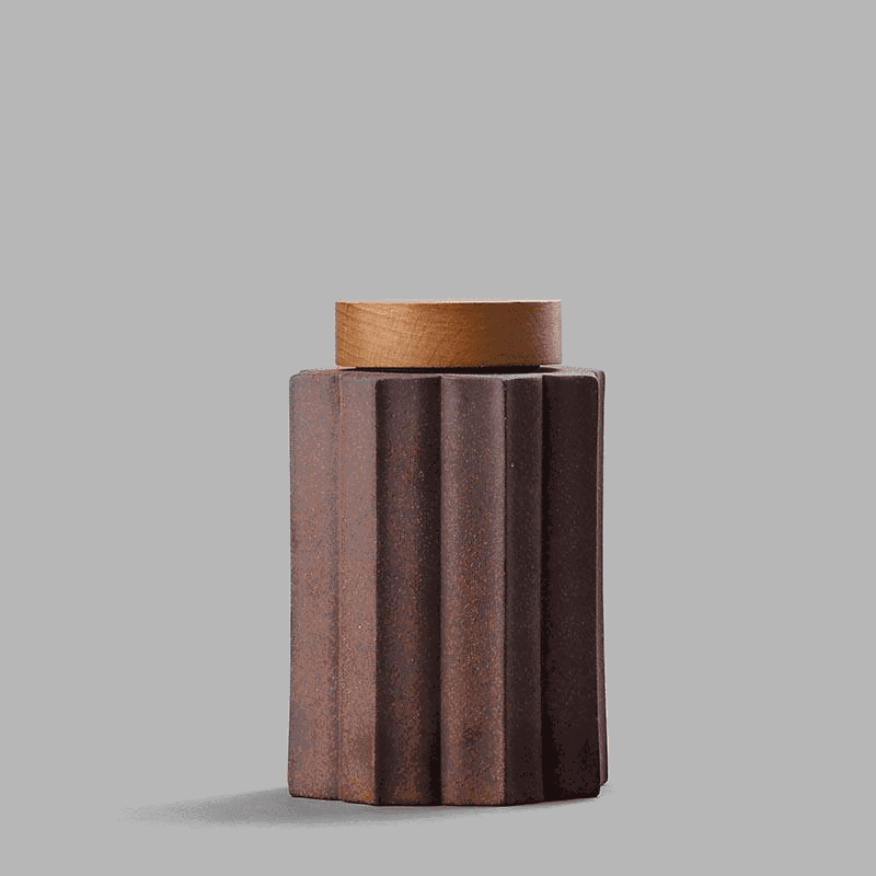 Pot à thé Sunada haut et cannelé, de face sur fond gris
