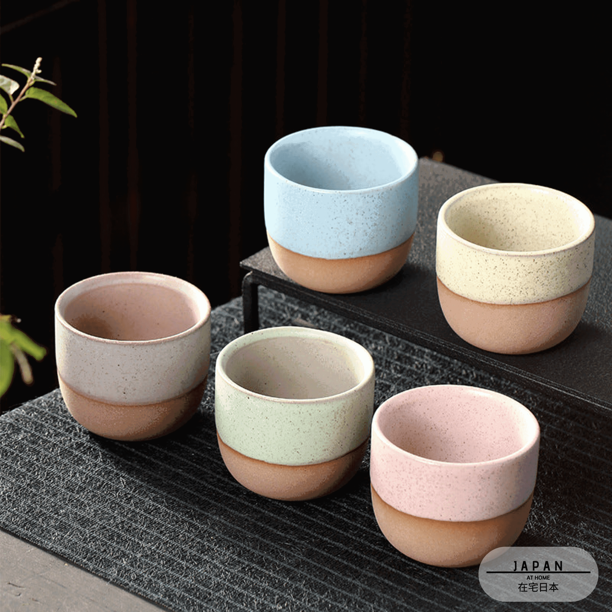 Cinq tasses Niji de couleurs différentes sur des gradins