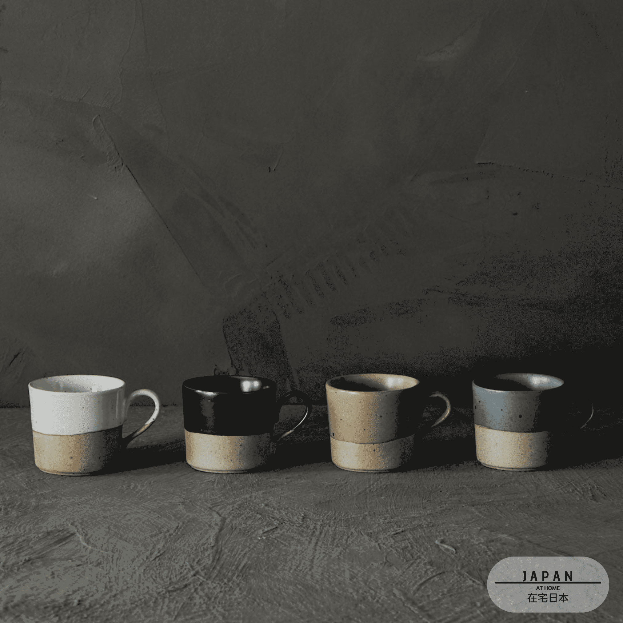 Quatre tasses Tsuchi de couleurs différentes alignées