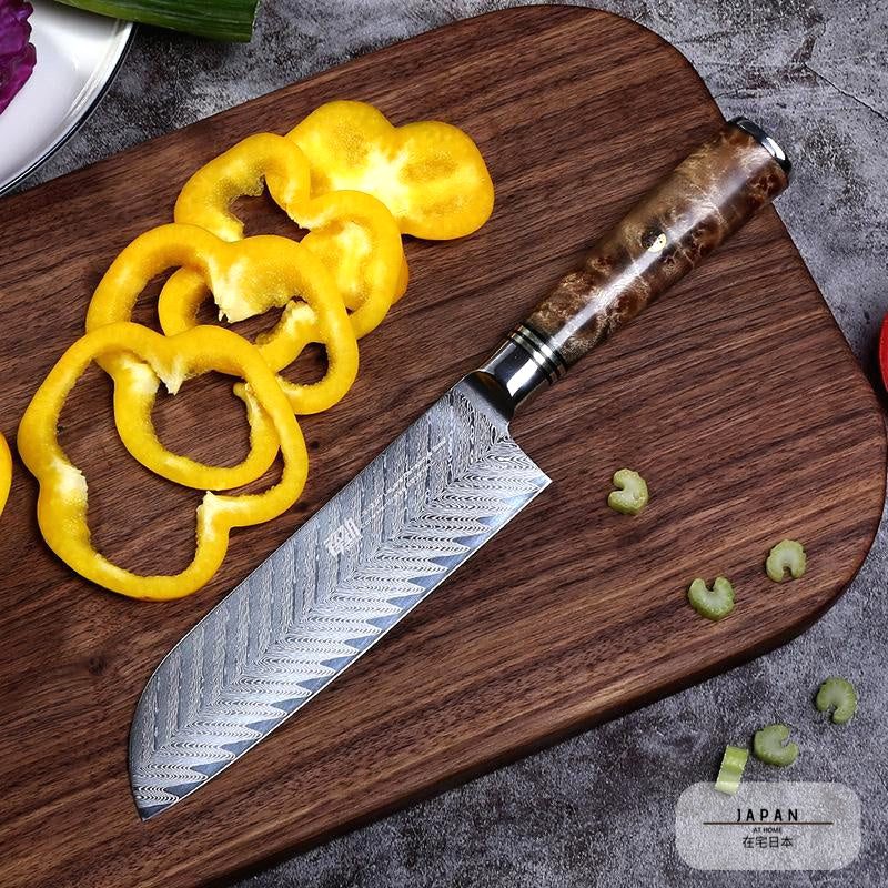 Couteau à sushi en acier sur une planche avec poivron jaune tranché