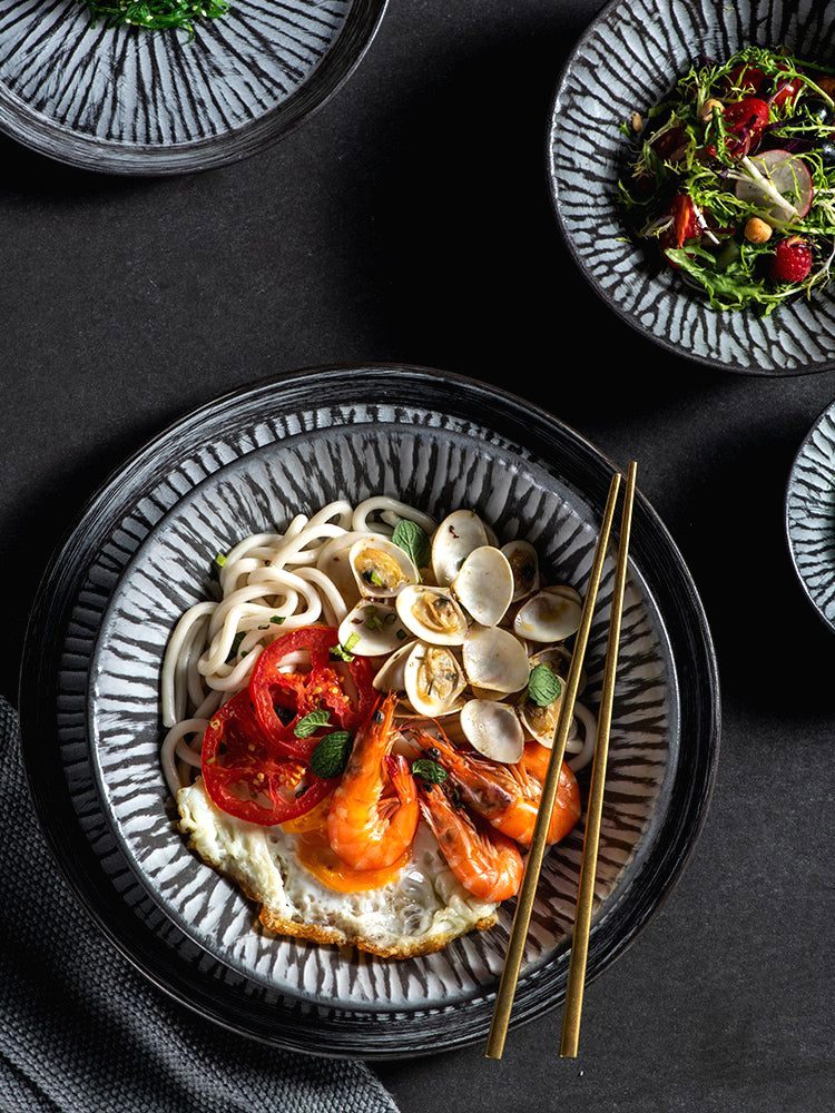Bol japonais Tora rempli de nouilles et de fruits de mer, vue de dessus