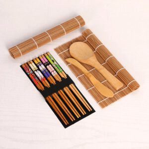 Kit sushi en bambou : deux nattes, baguettes décorées et deux spatules
