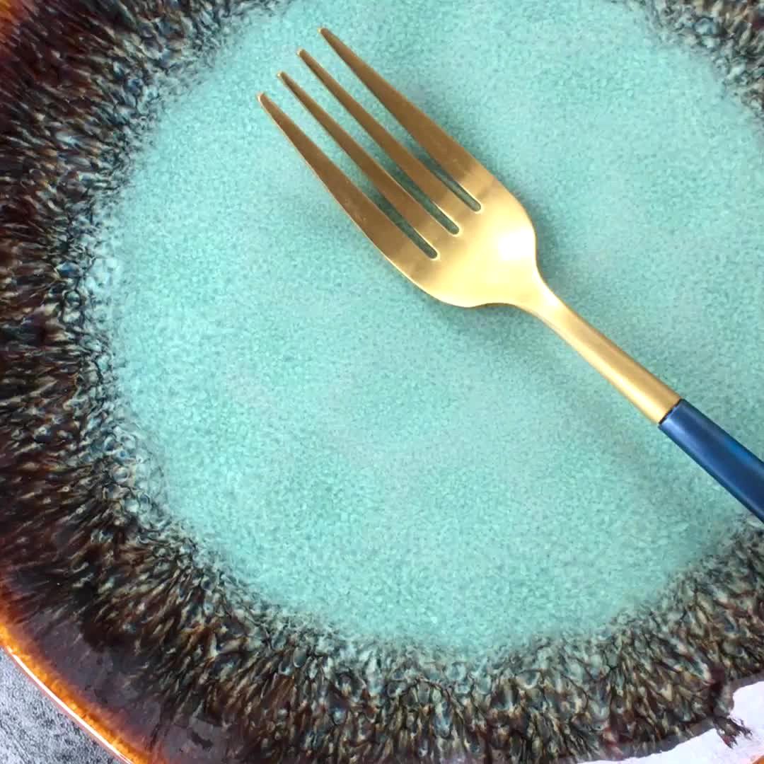 Détail de l'assiette japonaise Himi turquoise craquelée à bord brun avec fourchette dorée
