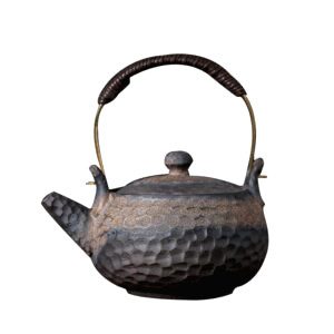 Pot Stoneware à anse et texture martelée sombre, de profil sur fond blanc