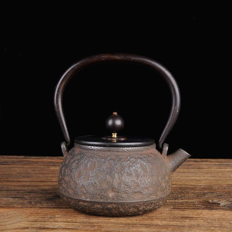 Théière en fonte Daimyo bronze martelée sur une table, deuxième modèle