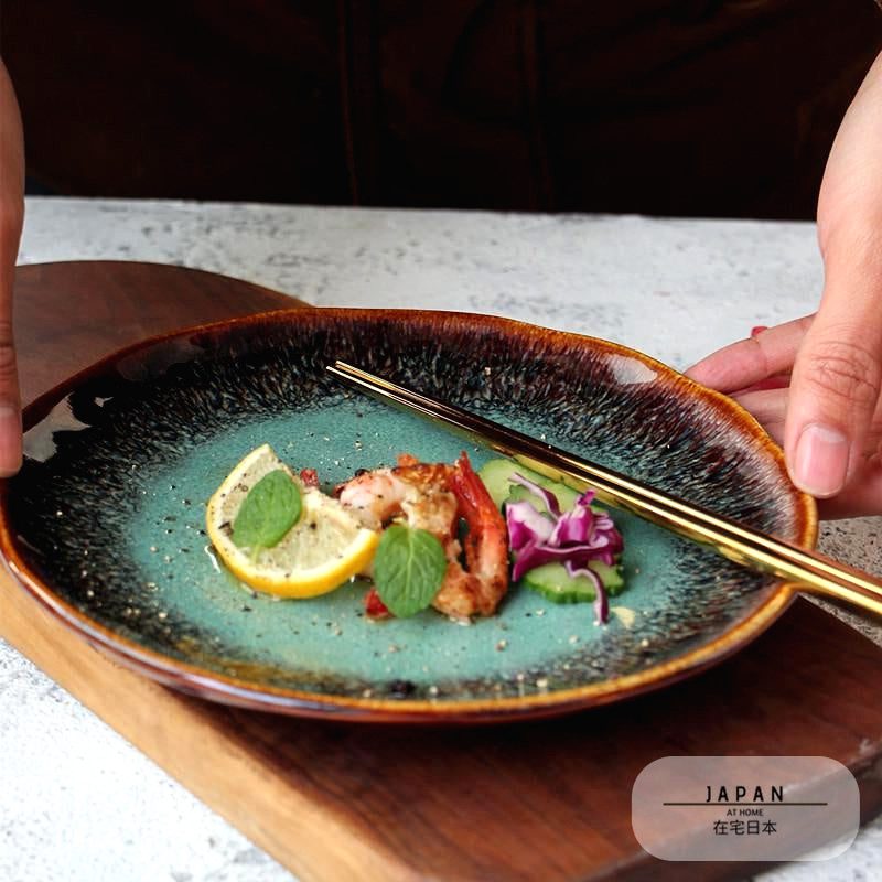 Assiette japonaise Himi turquoise garnie de crevettes et citron, avec baguettes dorées