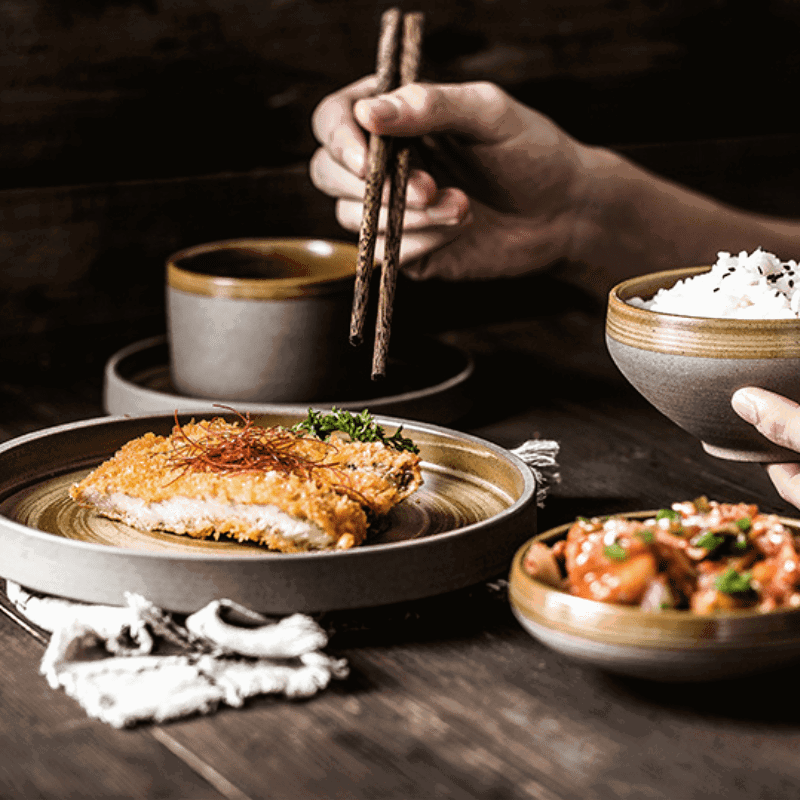 Vaisselle japonaise Konyo dressée avec riz et plats, baguettes en main