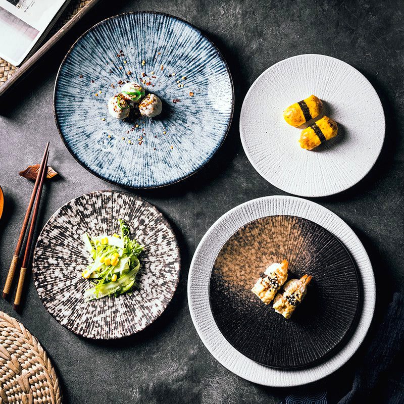 Assiettes Shiro des quatre finitions dressées avec sushis et salade