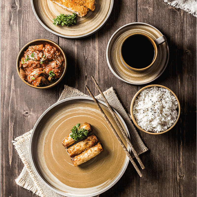 Vaisselle japonaise Konyo vue de dessus avec plats, riz et café