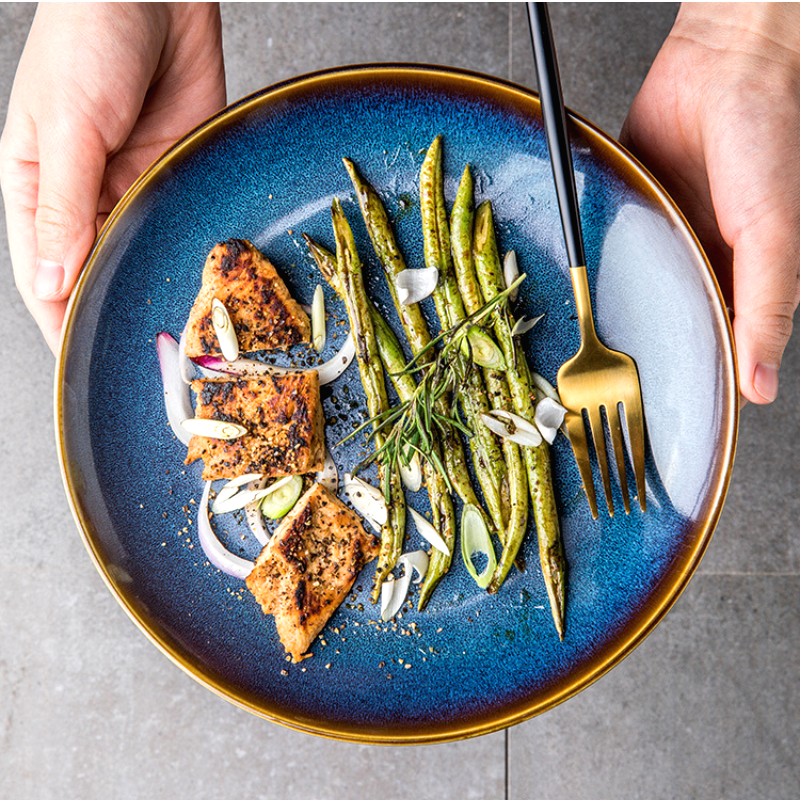 Assiette Tatsuzo bleue vue de dessus avec poulet, haricots verts et fourchette dorée