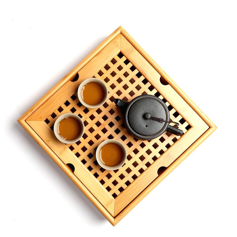 Plateau à thé en bambou vu de dessus avec théière et trois tasses