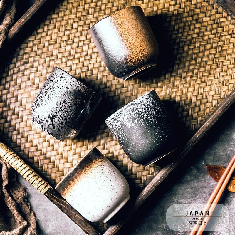 Quatre tasses Ishikura vues de dessus sur un plateau tressé