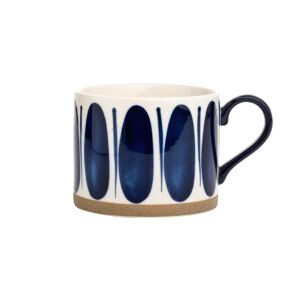 Tasse japonaise Yazawa à motif feuilles bleu, vue de profil avec son anse