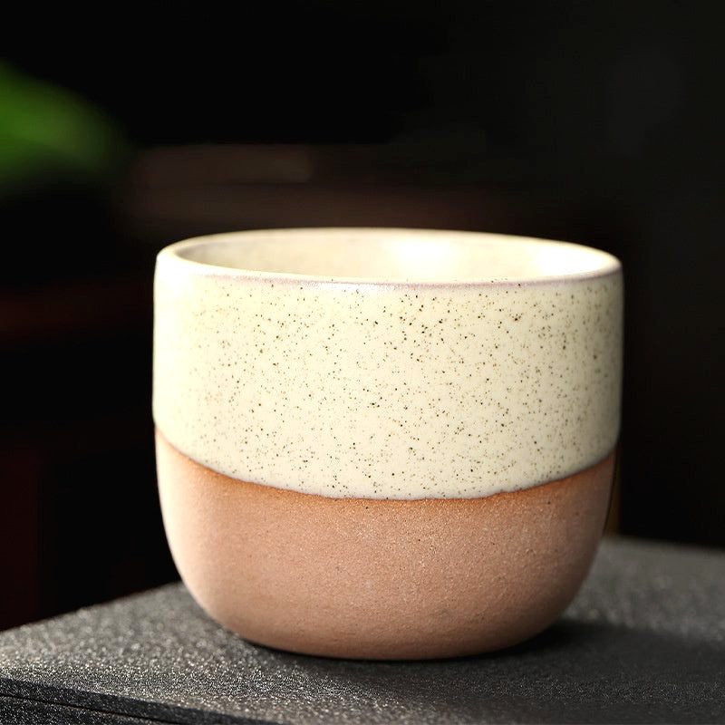 Tasse Niji en grès jaune à base brute, de face
