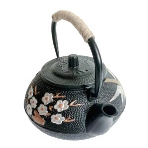 Théière japonaise Tokuda noire à motifs de fleurs blanches, vue de profil