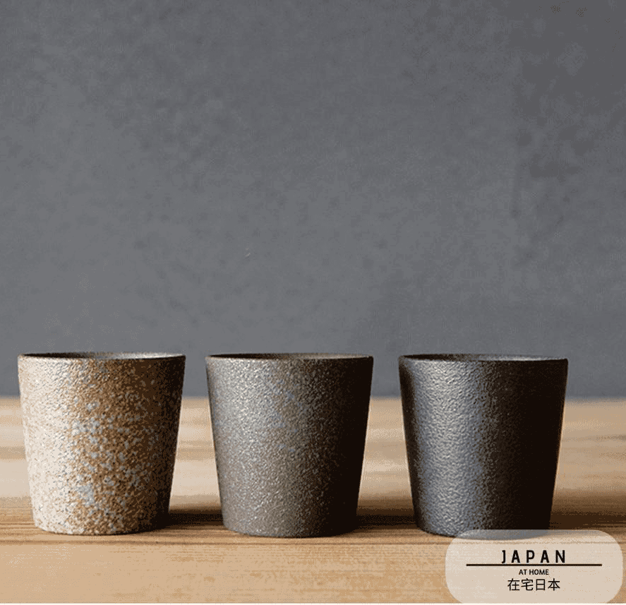 Trois petites tasses Isayama crème, verte et noire alignées