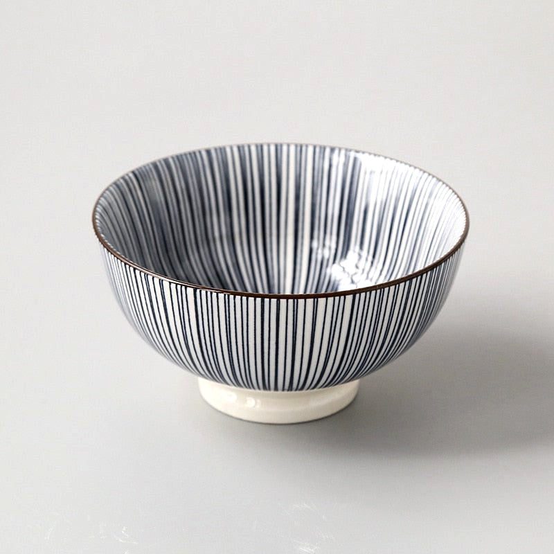 Bol matcha Seyama zébré noir, de face sur fond gris