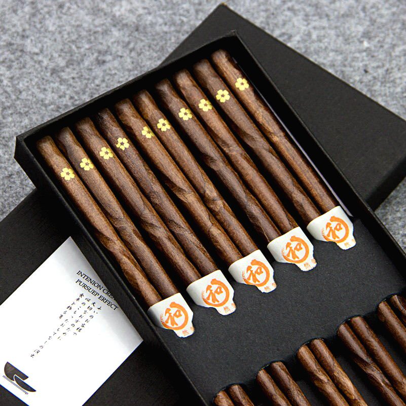 Coffret de baguettes en bois de cerisier à motif fleur, vue en biais