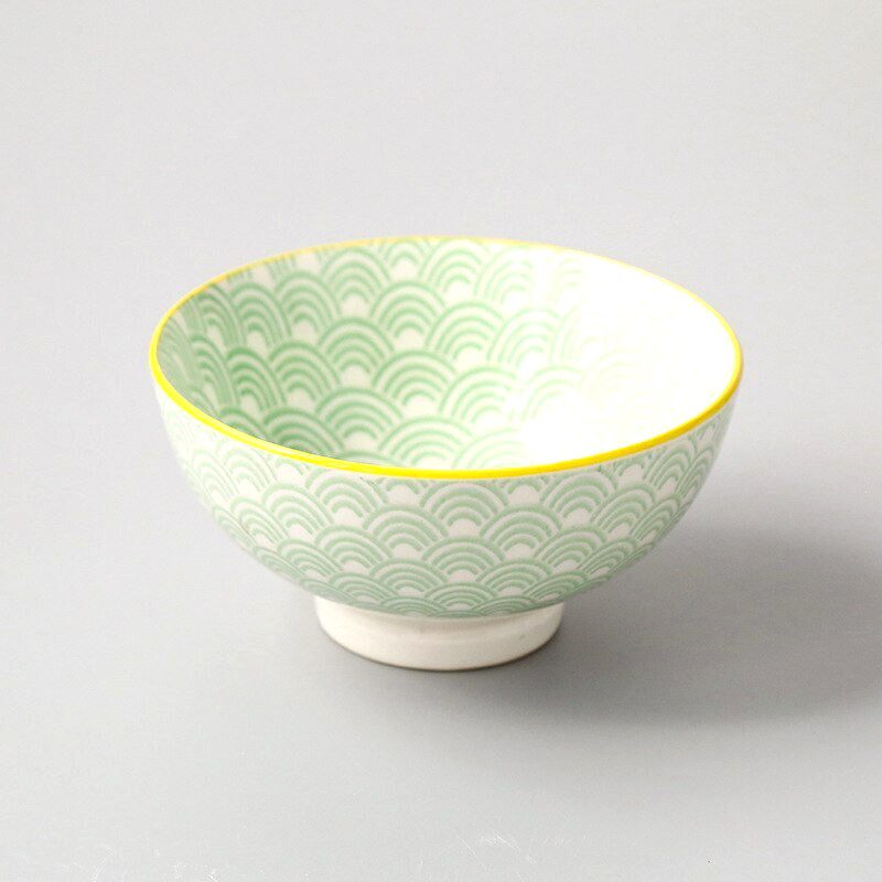 Bol matcha Seyama vert clair à vagues et liseré jaune, de face