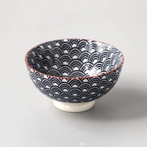 Bol matcha Seyama à motif de vagues bleu marine, de face