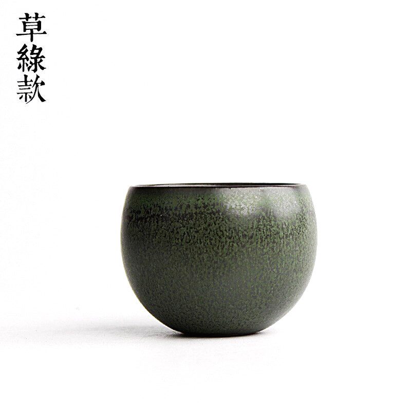 Tasse japonaise Uyeno verte, vue de face sur fond blanc