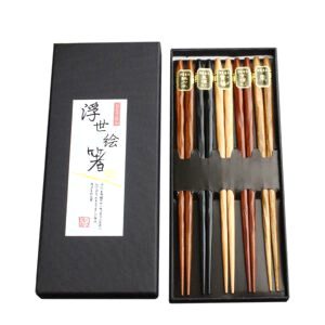 Coffret de baguettes japonaises motif bois, cinq paires dans leur boîte noire