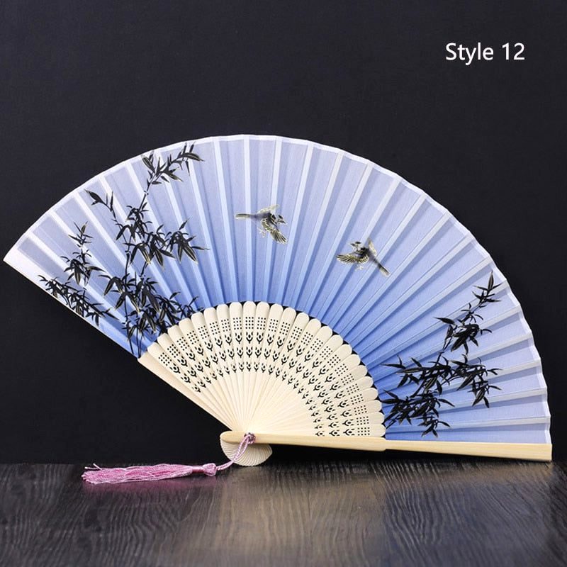Éventail japonais en satin bleu et blanc, bambous noirs et oiseaux