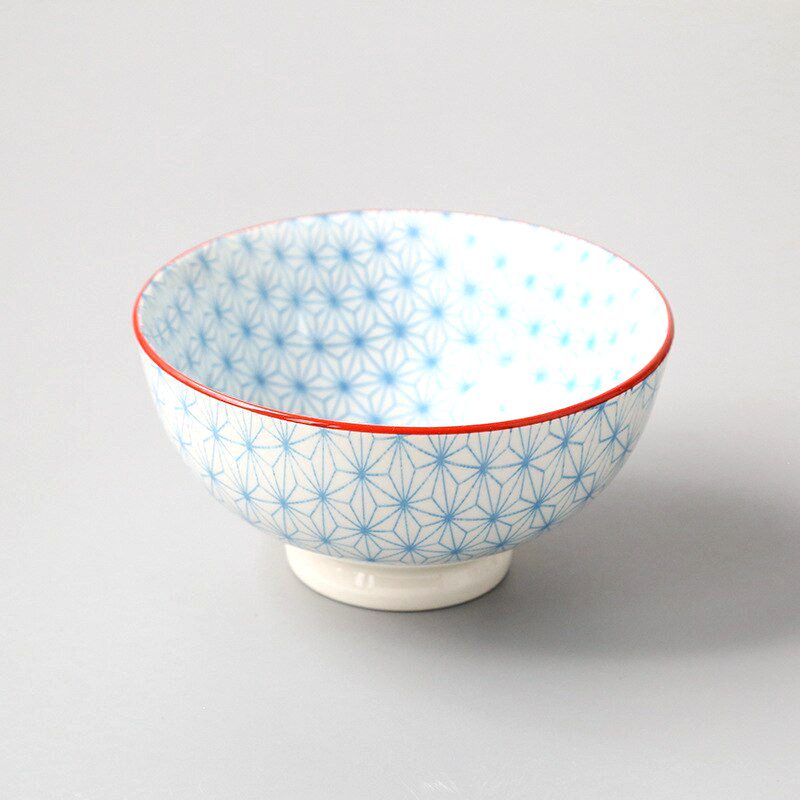 Bol matcha Seyama à motif géométrique bleu clair, de face sur fond gris