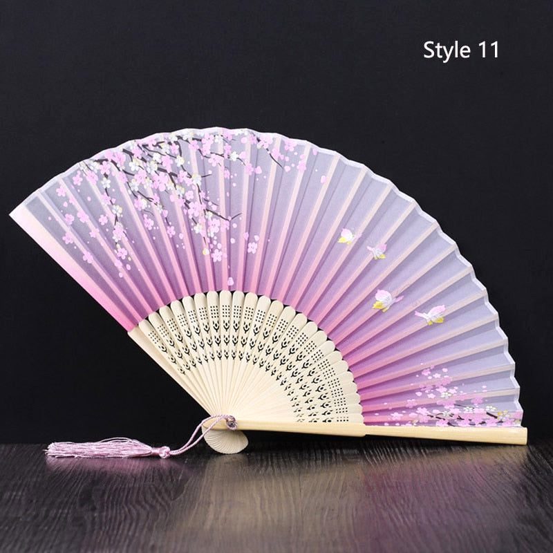 Éventail japonais en satin rose, pétales roses et papillon blanc