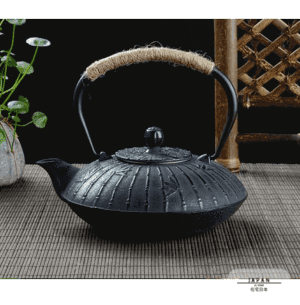 Théière japonaise Matsumoto noire à motif rayonnant posée sur une natte