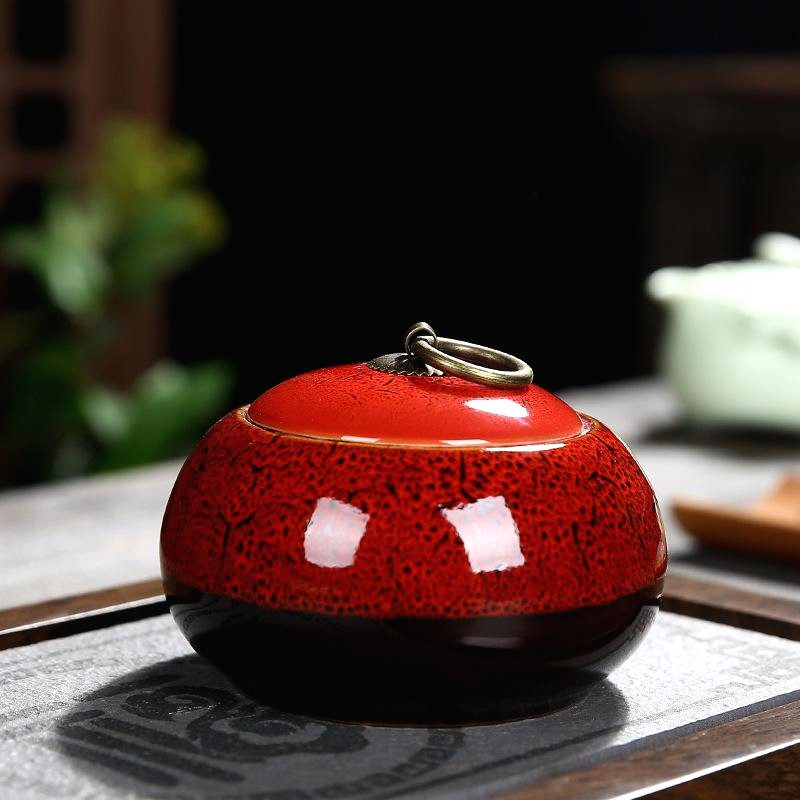 Pot à thé Yaginuma en céramique rouge posé sur un plateau à thé