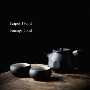 Service à thé Fukui noir, théière et deux tasses sur fond noir avec mention des contenances