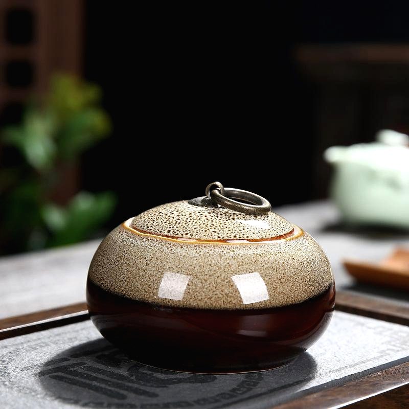 Pot à thé Yaginuma en céramique beige à fond brun, de face