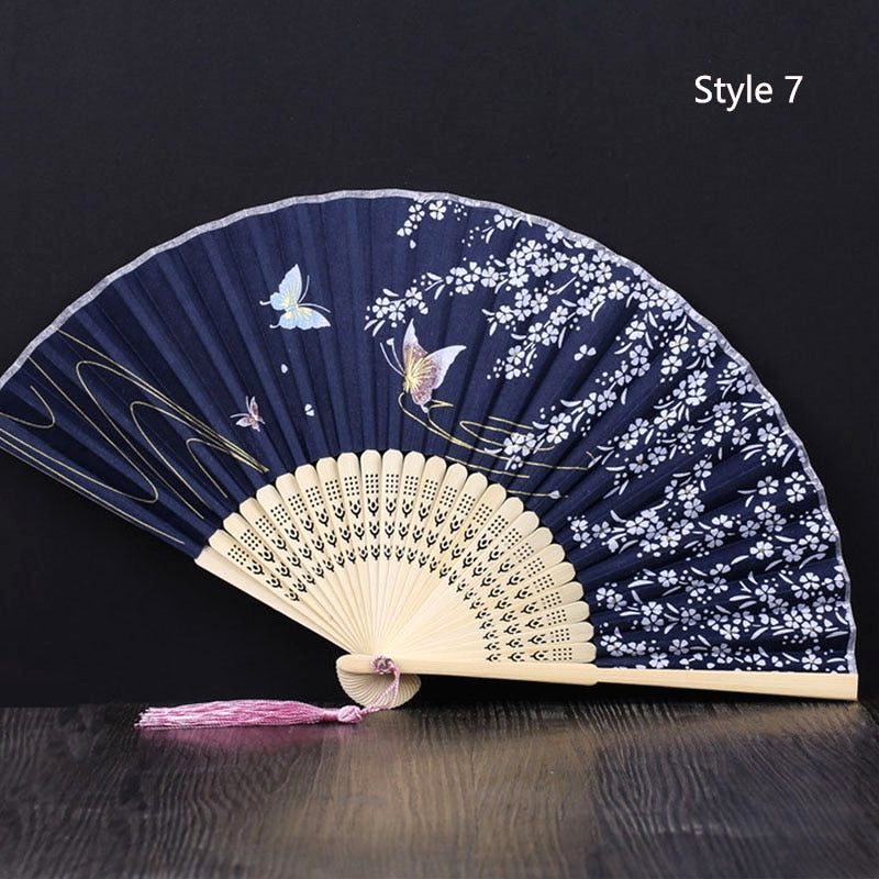 Éventail japonais en satin bleu marine, fleurs blanches et papillons