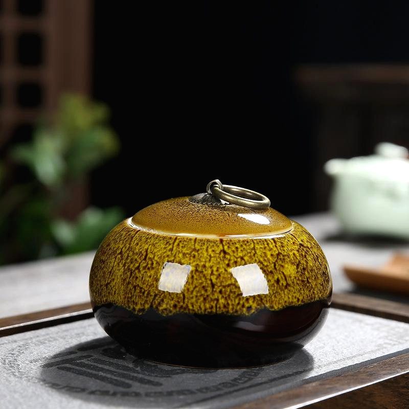 Pot à thé Yaginuma en céramique jaune moucheté, de face
