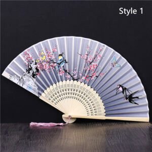 Éventail japonais en bambou et satin gris, branches roses et oiseaux